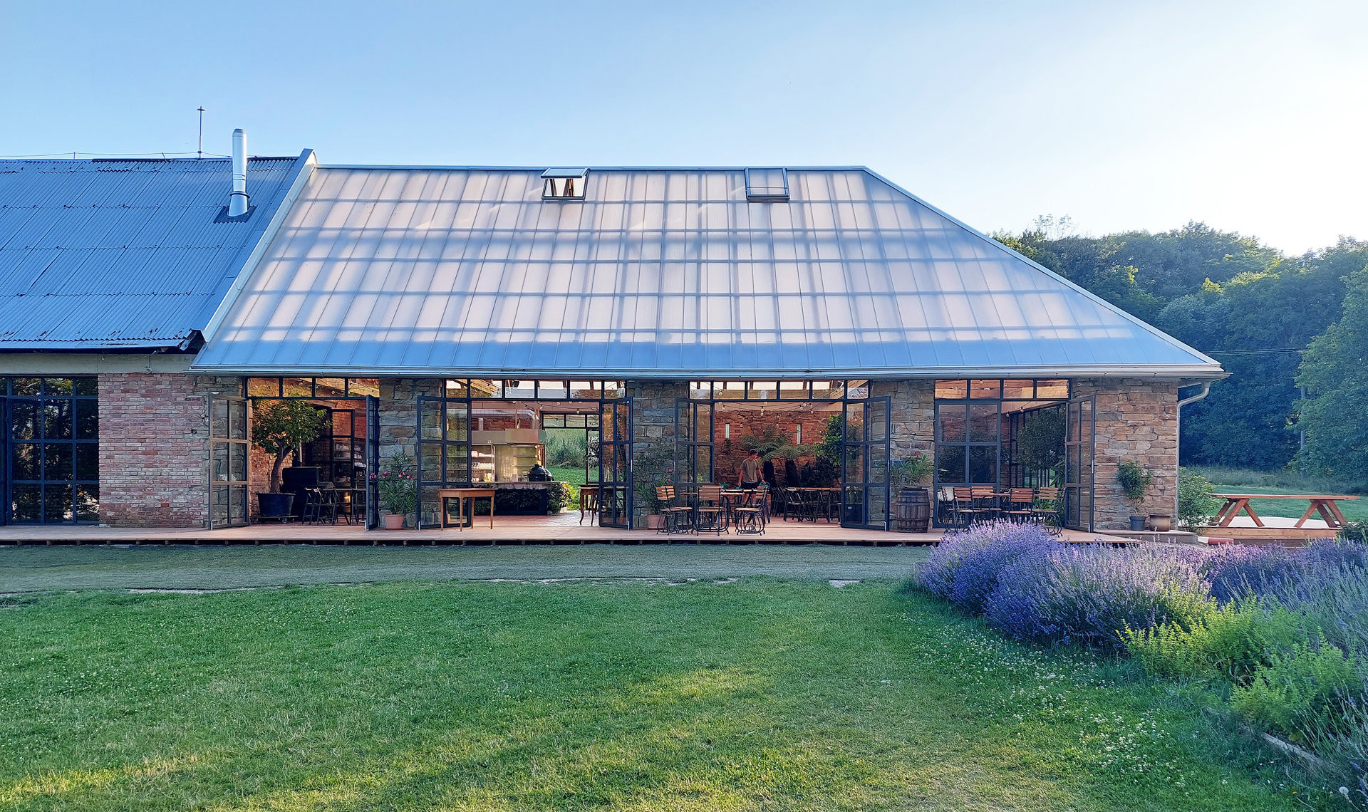 Svatby se zde pořádají již od roku 2012. V roce 2019 byl pro navýšení kapacity pořízen velký beduínský stan. S cílem zvýšit komfort svatebních hostů a umožnit pořádání svateb i v zimních měsících následně vznikl ve spolupráci s ateliérem Prokš Přikryl projekt rekonstrukce stodoly.