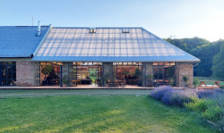 Svatby se zde pořádají již od roku 2012. V roce 2019 byl pro navýšení kapacity pořízen velký beduínský stan. S cílem zvýšit komfort svatebních hostů a umožnit pořádání svateb i v zimních měsících následně vznikl ve spolupráci s ateliérem Prokš Přikryl projekt rekonstrukce stodoly.