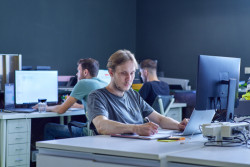 HI okna jsou produktovou značkou společnosti HINTON. Zaměřují se na kompletní dodávku a realizaci hliníkových oken, dveří a fasád