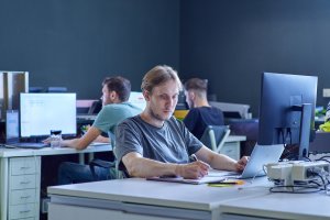HI okna jsou produktovou značkou společnosti HINTON. Zaměřují se na kompletní dodávku a realizaci hliníkových oken, dveří a fasád