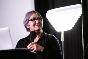 Architektka Anne Lacaton při přednášce v Praze v dubnu 2022
