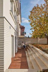 Nová terasa suterénního bytu v Praze od Matěje Šebka