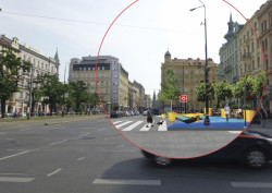 14.	I. P. Pavlova. Stačí zrušit parkovací místa po obvodu náměstí a vznikne dostatek místa pro předzahrádky i zeleň.