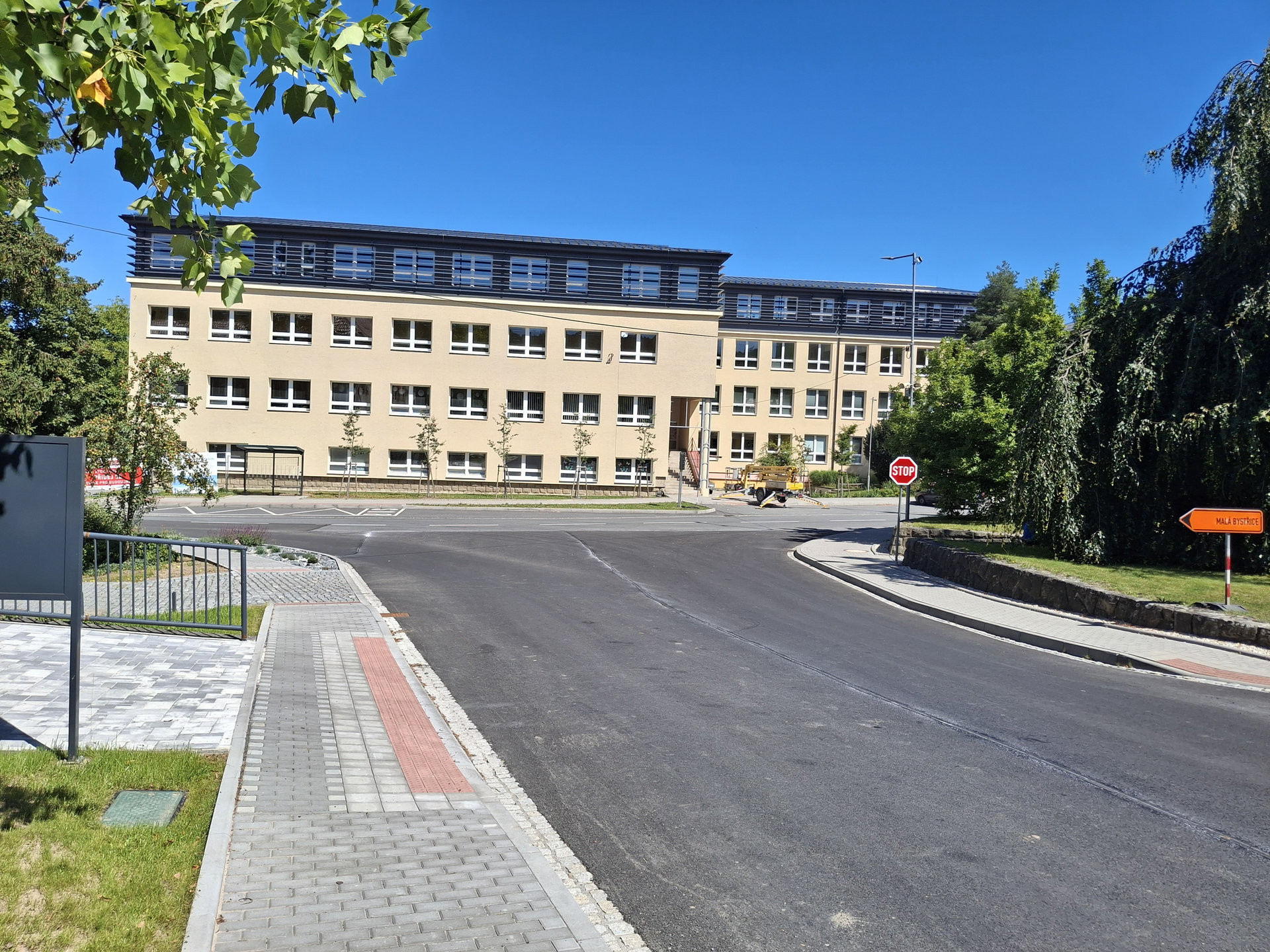 Nástavba základní školy Vidče vyřešila nedostatek prostor pro výuku. Pracuje s kontrastem mezi tmavou současnou vrstvou a původní světlou fasádou z 80. let.