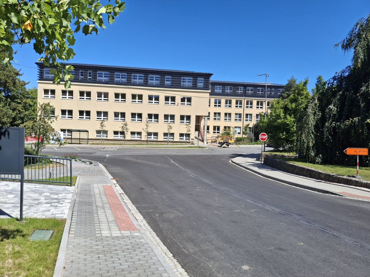 Nástavba základní školy Vidče vyřešila nedostatek prostor pro výuku. Pracuje s kontrastem mezi tmavou současnou vrstvou a původní světlou fasádou z 80. let.