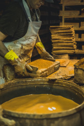 Výroba lícových cihel stále pokračuje v mnoha cihelnách po celé Evropě, fortifikační cihla šancovka se vyrábí pouze na zakázku v pár cihelnách v Evropě