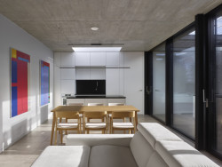 Hlavní obytný prostor je ve středu domu. (Rodinný dům v Řepích, Stempel & Tesař architekti)