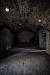 Světlovody v barokní klenbě symbolizují tři československé odboje