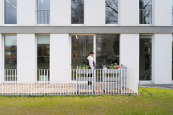 Všechny prostory komunikují s exteriérem díky oknům - z původní stavby zůstala pouze konstrukce