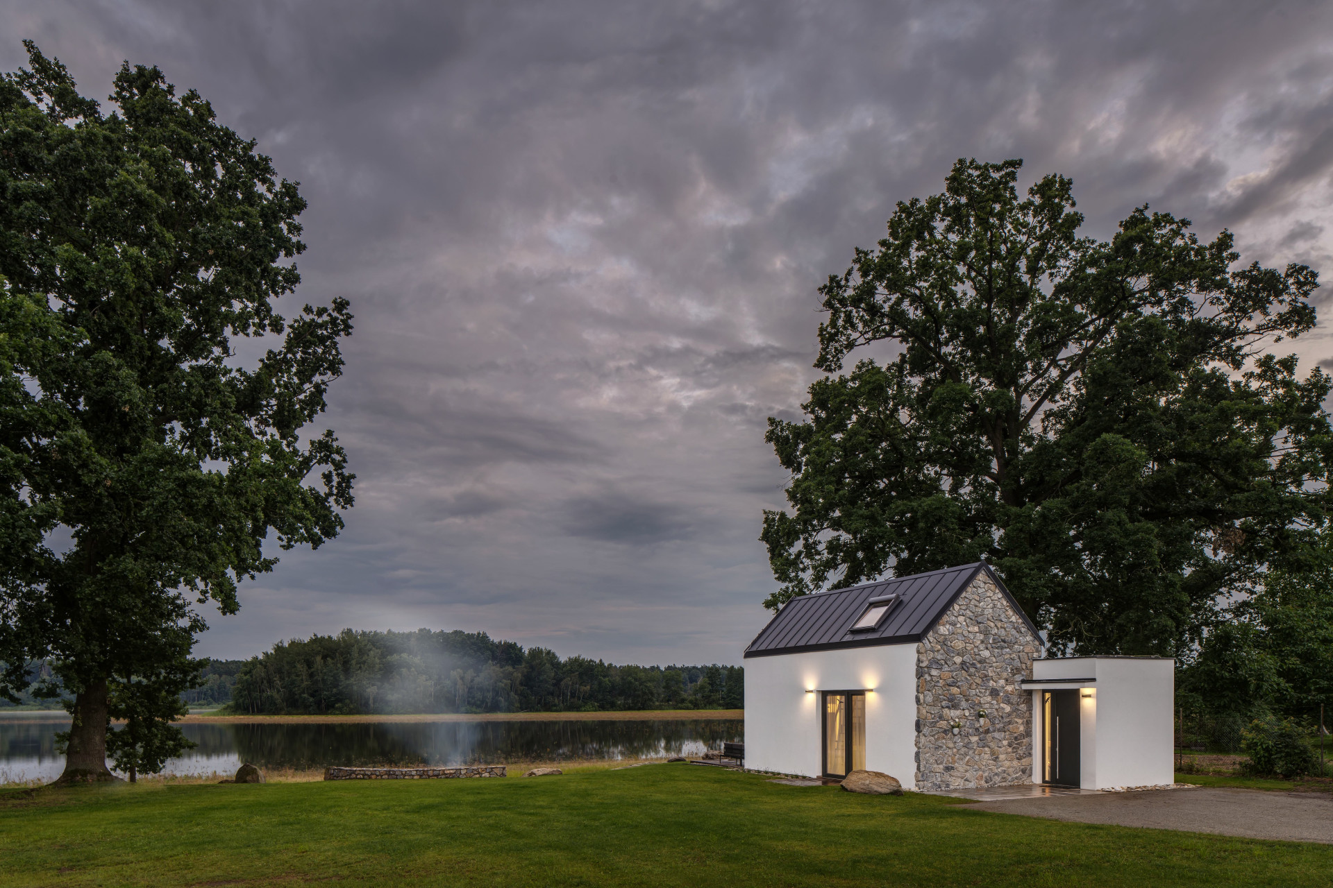 Boq architekti - Dům u rybníka: Pro stavbu objektu byl vybrán poklidný pozemek v jižních Čechách