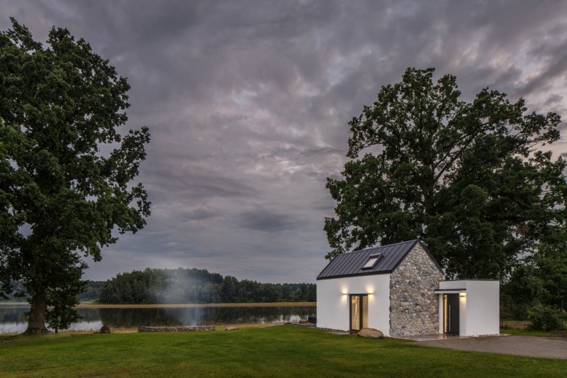 Boq architekti - Dům u rybníka: Pro stavbu objektu byl vybrán poklidný pozemek v jižních Čechách
