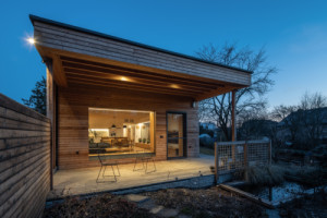 Společenský prostor plynule přechází přes terasu přímo do zahrady. (Dům na Hané; MOLO Architekti)