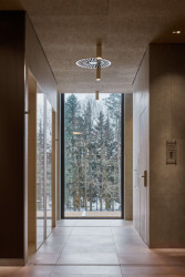 Wellness centrum lázní Aurora v Třeboni, Plus One Architects: Architektky pracovaly s průhledy do lesoparku, ve kterém se lázeňský komplex nachází.