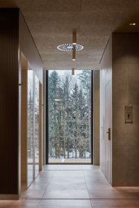 Wellness centrum lázní Aurora v Třeboni, Plus One Architects: Architektky pracovaly s průhledy do lesoparku, ve kterém se lázeňský komplex nachází.