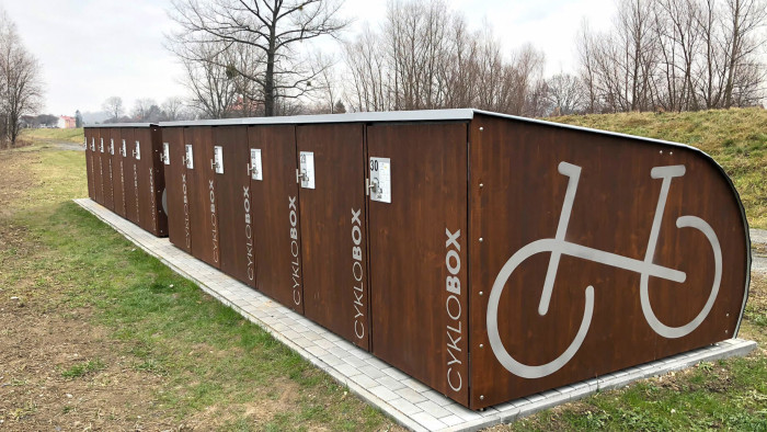 Cyklobox od Urbania pojme dvě jízdní kola, přilby či menší zavazadla. (Cyklobox od Urbania)