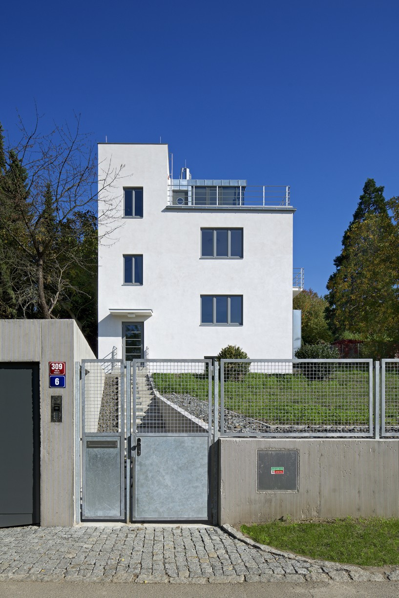 Ťoupalíkova vila, Studio Hangár