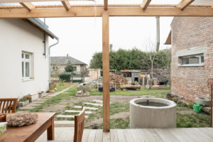 Dříve využívaný chlívek teď funguje jako technické zázemí sousedícího rodinného domu a zároveň malé wellness. (Terasa a zázemí ve stodole; tamti_architekti)