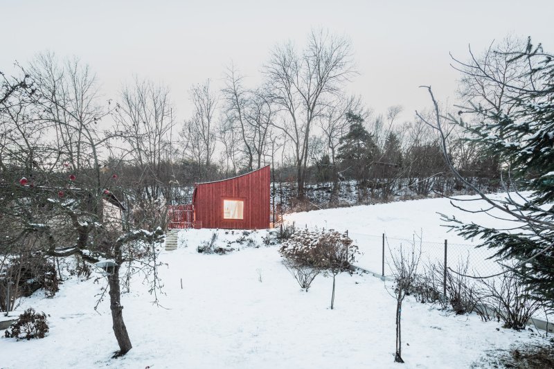 Krásný pozemek s krásným výhledem. Tyhle kvality měla chata v chatové kolonii u Sušice. Architekti je chtěli zachovat.