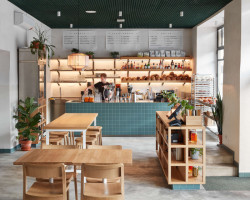 Do interiéru se totiž musela vejít prodejna pečiva, restaurace, kavárna a bar. (KRO Vršovice, NEUHAUSL HUNAL)