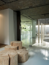 Škola z/lomu u Kamenné Lhoty, a69: Interiérem světlo plyne přirozeně, příčky jsou hlavně skleněné, jiné tvoří nábytkové stěny.