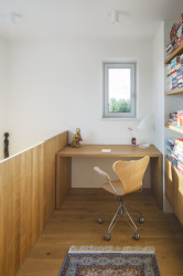 V nástavbě vznikl prostor třeba pro pracovní kout. (Rekonstrukce prvorepublikové vily v Praze, Lenka Míková Architekti)