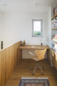 V nástavbě vznikl prostor třeba pro pracovní kout. (Rekonstrukce prvorepublikové vily v Praze, Lenka Míková Architekti)
