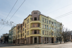 Rezidenční bytový dům č. 86 na ulici Sumska byl realizovaný mezi dvěma světovými válkami v rámci systému družstevního bydlení. Tento systém byl na Ukrajině v této době velmi populární, lidé si tak mohli sami stavět byty, které následně vlastnili.