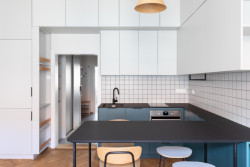 Klient měl požadavek na čistý, funkční interiér, přizpůsobený jeho vysoké postavě. - Rekonstrukce bytu v Praze - Holešovicích, Studio Schwestern.