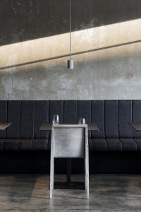 Interiér restaurace The Eatery navrhl ateliér NEUHÄUSL HUNAL