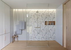 Značka RAKO letos představila novou sérii obkladů Compila. (na obrázku dekor Herbs)