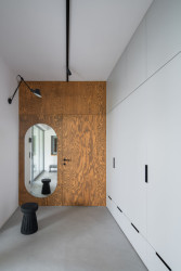 V pokojích vládne bílá barva, dřevo a černé detaily. (Zapomenutá stodola, Karnet architekti)