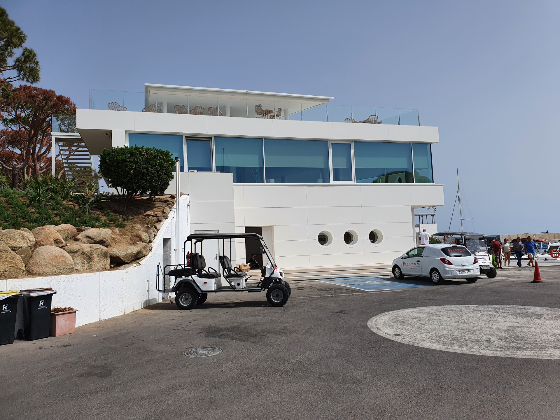 Zrekonstruovaná hlavní budova klubu Club Nàutic Port d'Aro v Platja d'Aro se nachází přímo na promenádě v Port d'Aro. Značka RAKO dodala dlaždice Piazetta Outdoor v šedé a béžové barvě pro kvalitní provedení venkovního prostoru