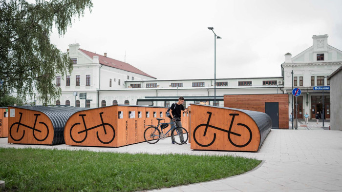 Cyklobox pro dlouhodobé parkování kol i uskladnění příslušenství. (Cyklobox od Urbania)