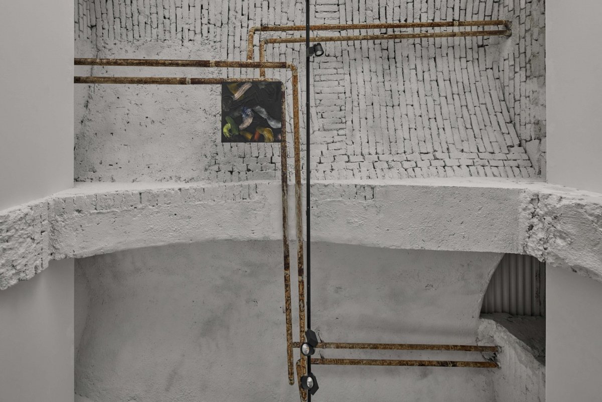 Interiér Galerie Karpuchina v Praze od studia Plus One Architects