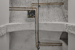 Interiér Galerie Karpuchina v Praze od studia Plus One Architects