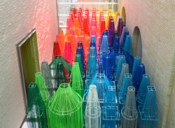 Kéré se skrze své odvážné realizace zaměřené na podporu života v afrických komunitách brzy zapsal do celosvětového povědomí. Již roku 2016 mu byla uspořádána samostatná výstava ve Spojených státech amerických  –  konkrétně v Muzeu moderního umění ve Filadelfii. Kéré zde prezentoval modely svých budov zapojené do efektní instalace z oceli a pestrobarevných vláken.