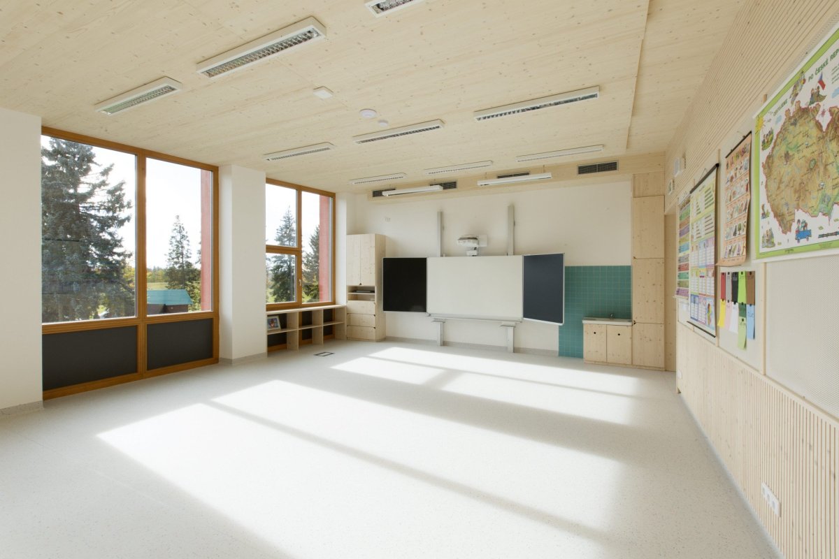 Přístavba školy ve Studenci, CHRAMA: Díky velkoformátovým oknům prosvětlujícím místnosti na celou plochu působí třídy velice vzdušně a otevřeně