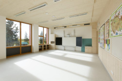 Přístavba školy ve Studenci, CHRAMA: Díky velkoformátovým oknům prosvětlujícím místnosti na celou plochu působí třídy velice vzdušně a otevřeně