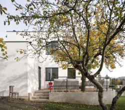 BY architects zrekonstruovali rodinný dům z 50. let v Praze s cílem zachovat charakter stavby.