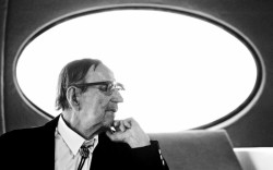 Architekt Matti Suuronen ve Futuro Housu.