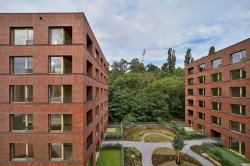 Na Julisce stojí tři nové bytové domy. Navrhlo je studio bod architekti.