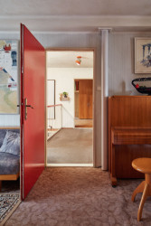 Naproti se vstupuje do obývacího pokoje.