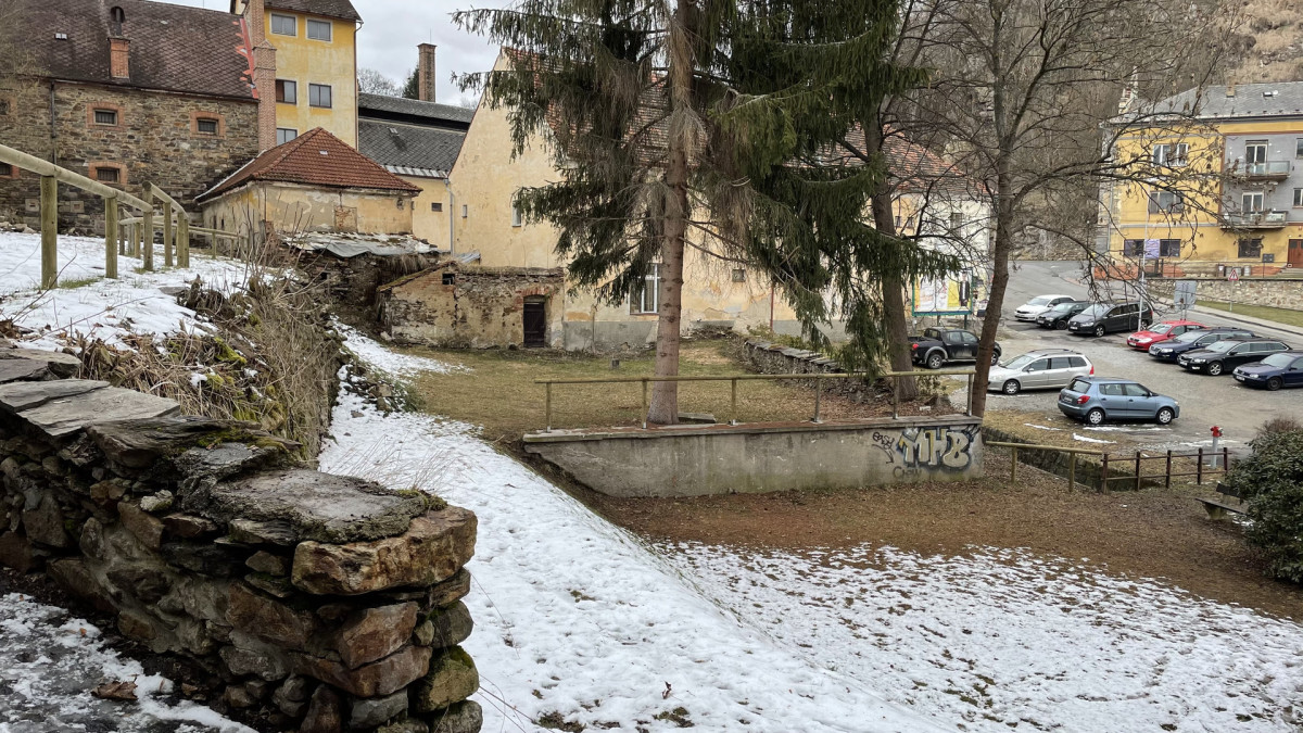 Původní stav před revitalizací, březen 2021 (Pivovarské terasy; Steiner a Malíková krajinářští architekti, Roman Brychta Architekti)