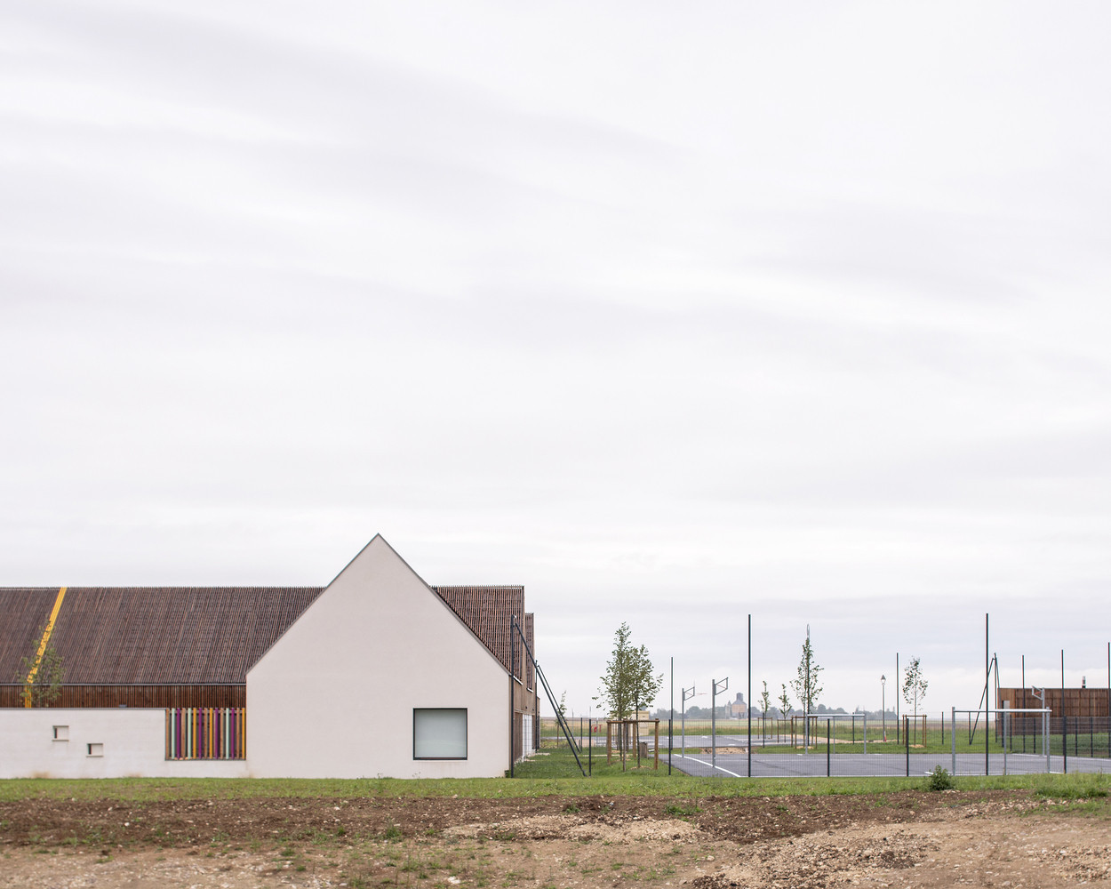 Škola stojí v zemědělském městečku Josnes, tvarově se tak přizpůsobuje okolním zemědělským stavením. Dnes stojí na kraji obce, v budoucnosti by ji ale měla obestoupit nová zástavba. Architekti ze studia FAUN doufají, že na charakteristické tvarosloví místa naváže taky, to se ale ještě uvidí. Díky za přečtení a úspěšný první školní den!