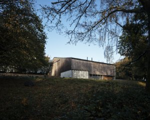 Stodola proměněná v sochařský ateliér od architekta Thomase Randall-Page