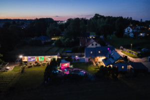 Starý dům po rekonstrukci a nový ateliér. Spojuje je vláknocement na fasádě (Nízkoenergetický dům; Josef Vostracký)