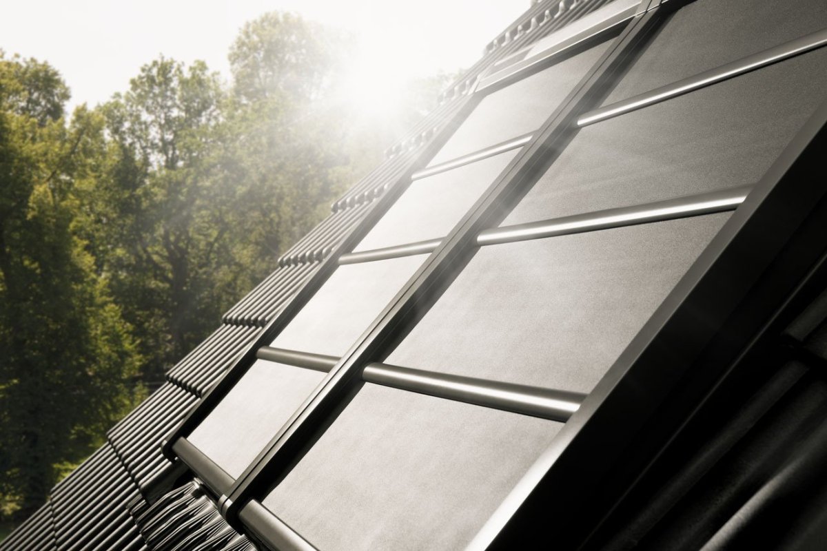 Lehká venkovní roleta na solární pohon SSS, Velux.
