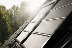 Lehká venkovní roleta na solární pohon SSS, Velux.