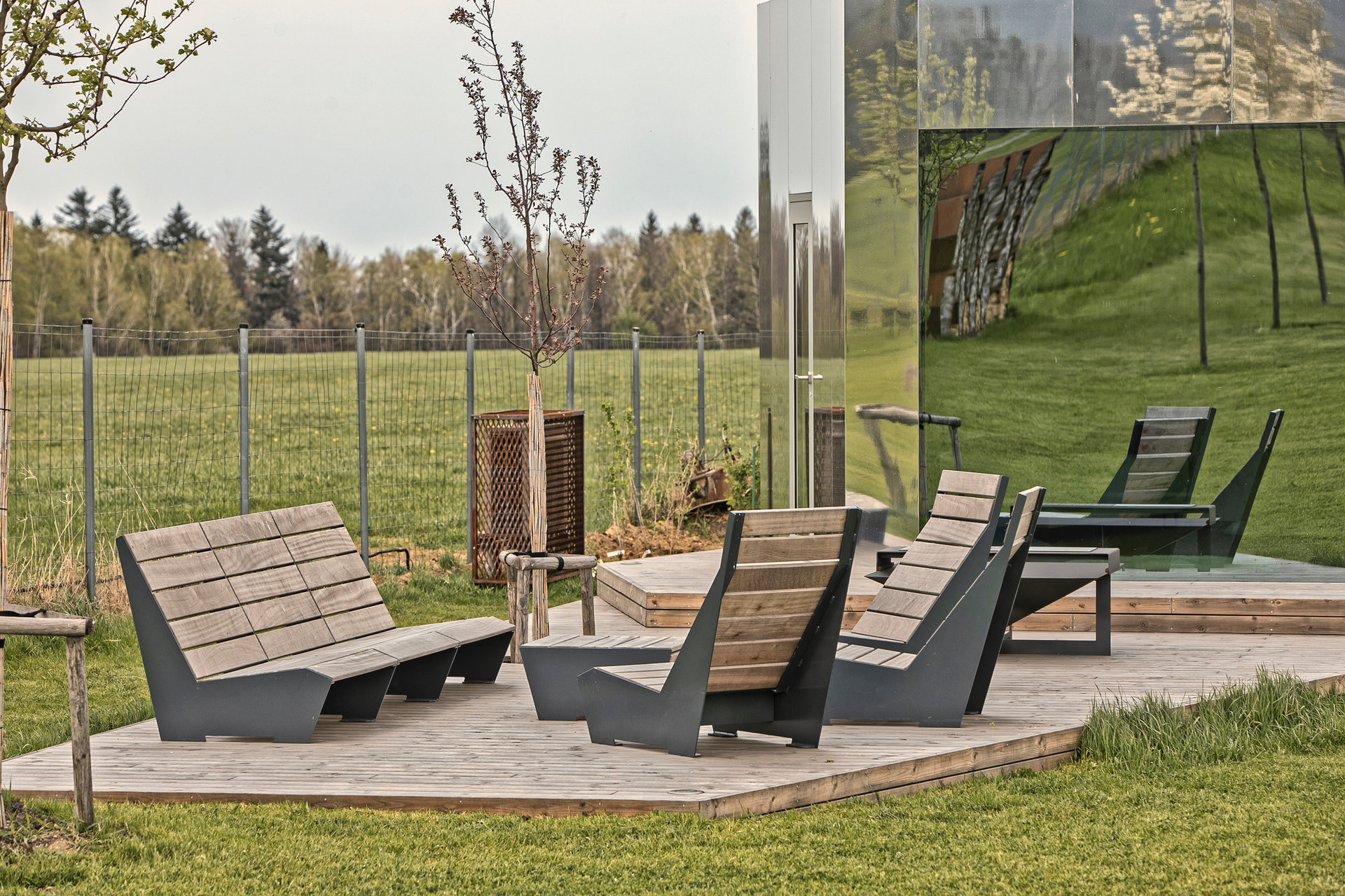 Pergoly a terasy na zemních vrutech (Zrcadlový domu Čeladná; Kamil Mrva)