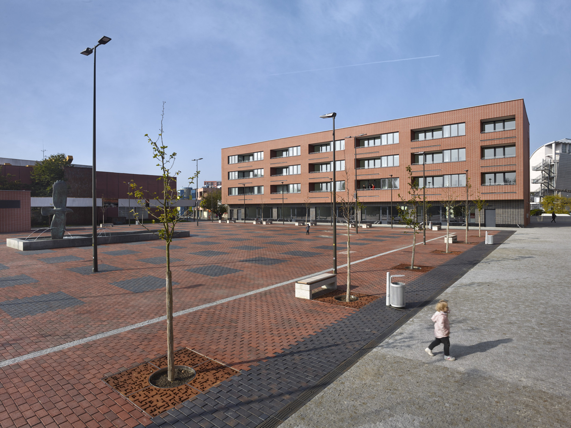 Náměstí 28. října v Orlové s městským domem a garážemi od Atelier RAW